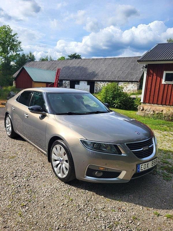 Brun Begagnad 2010 Saab 9-5 Aero Sedan | 172 000 kr (Marknadspris) - Bild 1/4