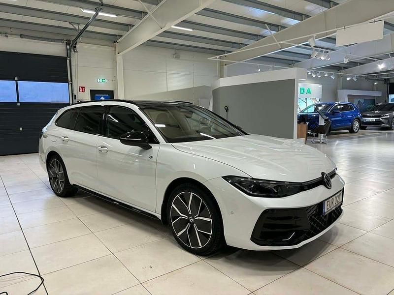 Begagnad VW Passat R-line 272 HK (200 kW) 2024 Vit Kombi