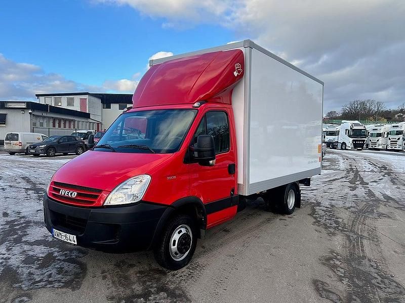 Röd Begagnad 2008 Iveco Daily Van | 136 250 kr (Marknadspris) - Bild 1/4