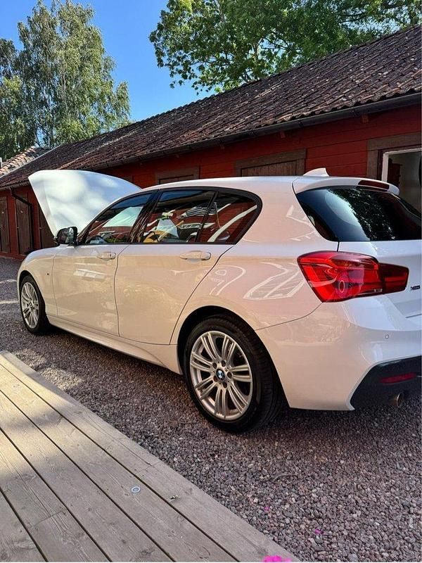 Vit Begagnad 2016 BMW 118 M Sport Halvkombi | 112 000 kr (Marknadspris) - Bild 1/4