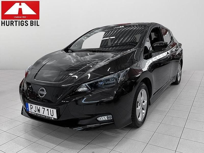 Begagnad Nissan Leaf N-Connecta 110 kW (150 HK) 2022 Svart Halvkombi