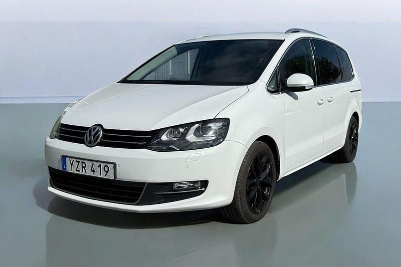 Vit Begagnad 2017 VW Sharan GT Minibuss | 249 000 kr (Lite dyr) - Bild 1/4