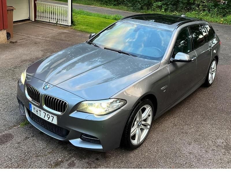 Grå Begagnad 2017 BMW 520 M Sport Kombi | 199 000 kr (Superpris) - Bild 1/4