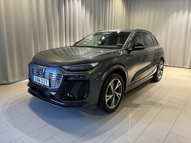 Daytonagrå pärleffekt Begagnad 2025 Audi Q6 e-tron S-Line SUV | 829 900 kr (Marknadspris) - Bild 1/4