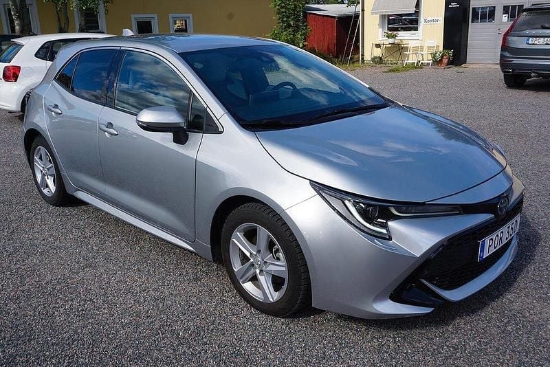 Silver Begagnad 2022 Toyota Corolla Hybrid Halvkombi | 249 900 kr (Marknadspris) - Bild 1/4
