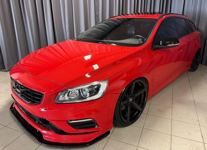 Röd Begagnad 2016 Volvo V60 R-Design Kombi | 199 900 kr (Dyr) - Bild 1/4
