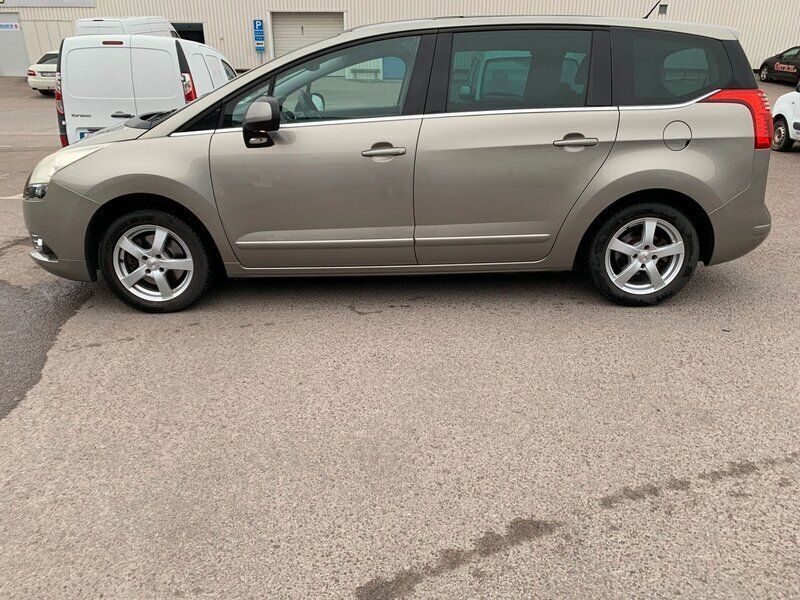 Begagnad Peugeot 5008 157 HK (115 kW) 2010 Ljusgrå Minibuss