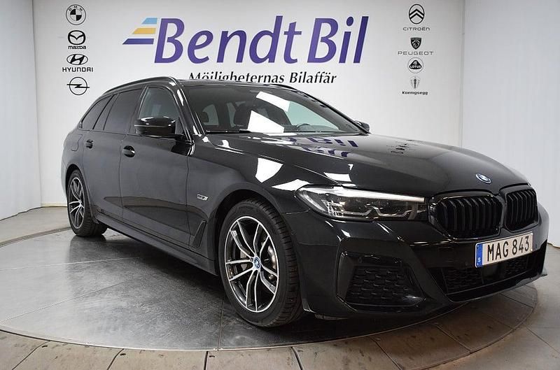Svart Begagnad 2022 BMW 530e M Sport Kombi | 359 500 kr (Marknadspris) - Bild 1/3