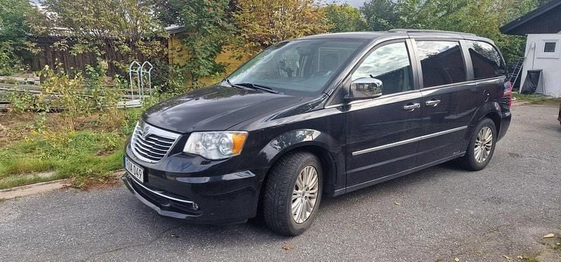 Svart Begagnad 2015 Lancia Voyager Minibuss | 169 000 kr (Marknadspris) - Bild 1/4