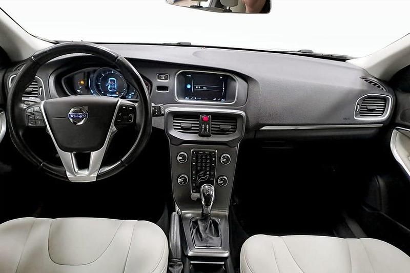 Begagnad Volvo V40 Business Edition 192 HK (141 kW) 2015 Vit