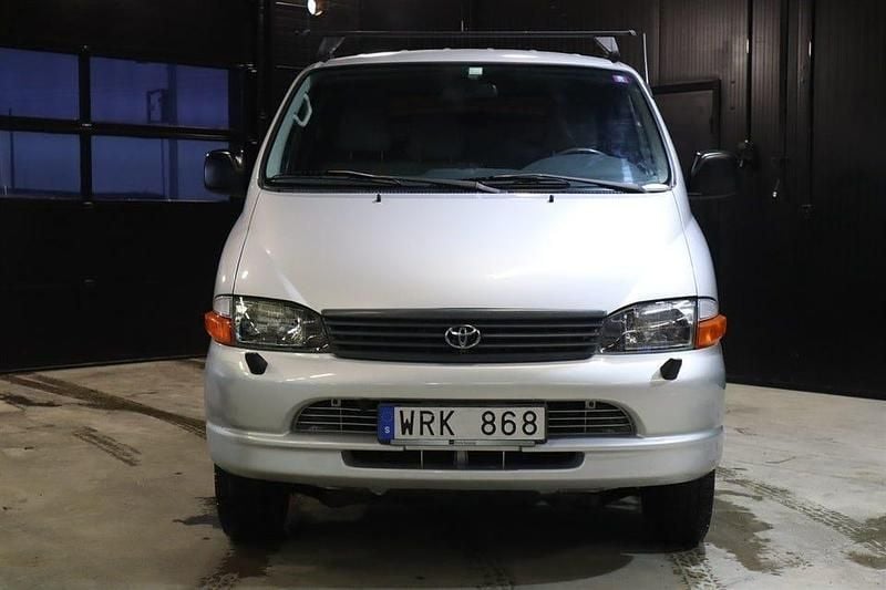 Begagnad Toyota HiAce 128 HK (94 kW) 2005 Silver Van