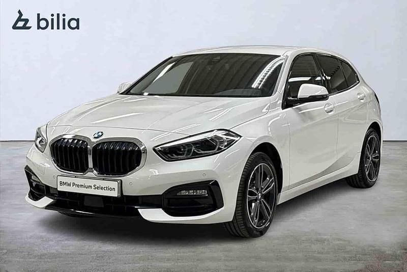Vit Begagnad 2022 BMW 118 Halvkombi | 239 900 kr (Lite dyr) - Bild 1/1