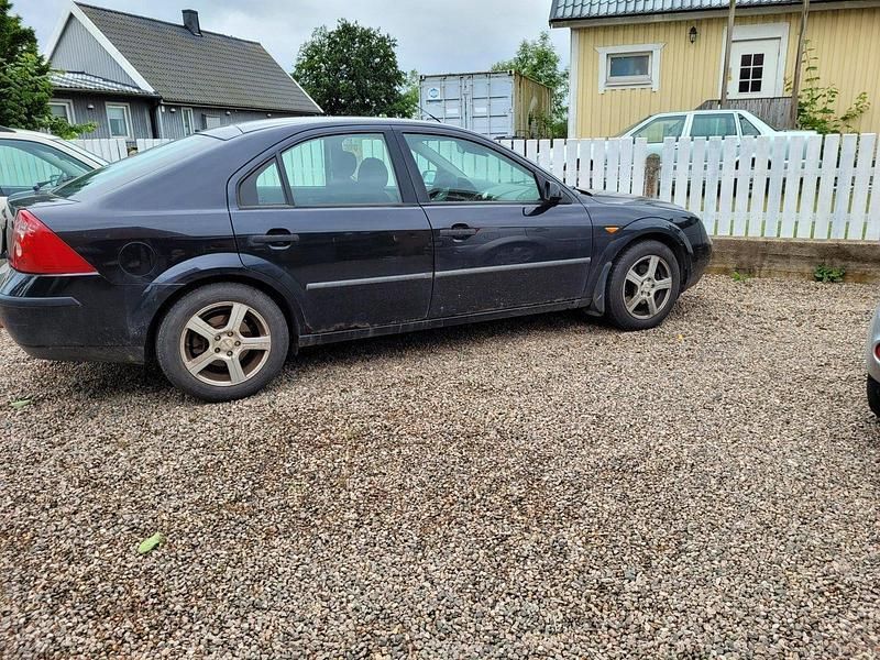 Svart Begagnad 2003 Ford Mondeo Halvkombi | 6 000 kr (Superpris) - Bild 1/4