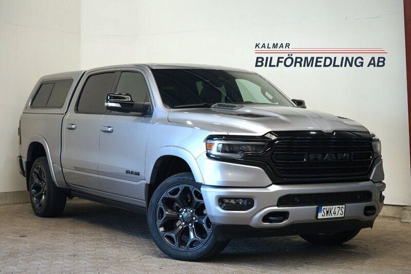 Ljusgrå (grå) Begagnad 2021 Dodge Ram Limited Pickup | 848 750 kr (Superpris) - Bild 1/4