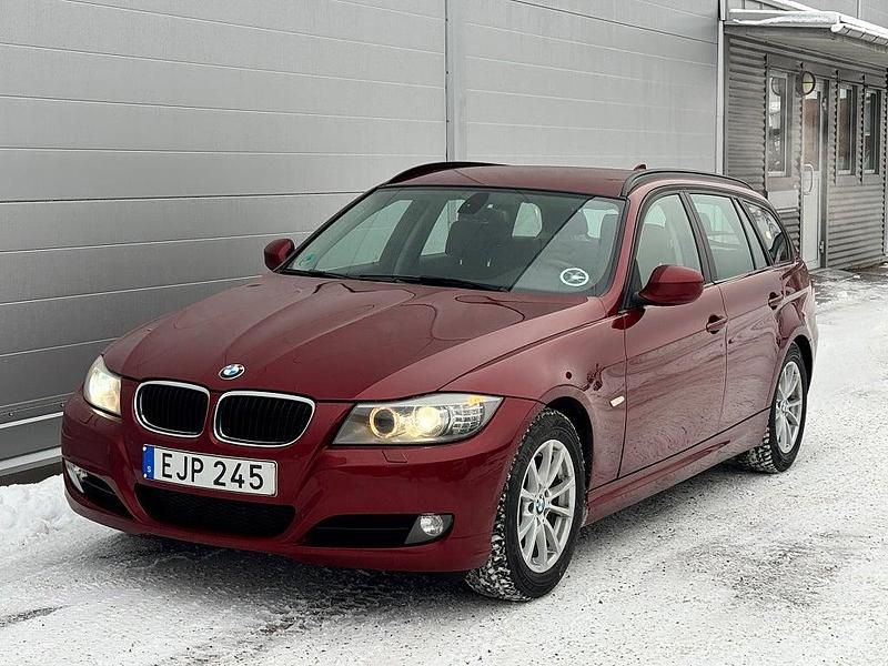 Röd Begagnad 2012 BMW 320 Comfort Edition Kombi | 74 900 kr (Marknadspris) - Bild 1/4