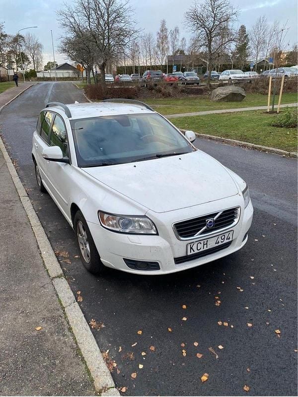 Vit Begagnad 2010 Volvo V50 Momentum Kombi | 25 000 kr (Bra pris) - Bild 1/4