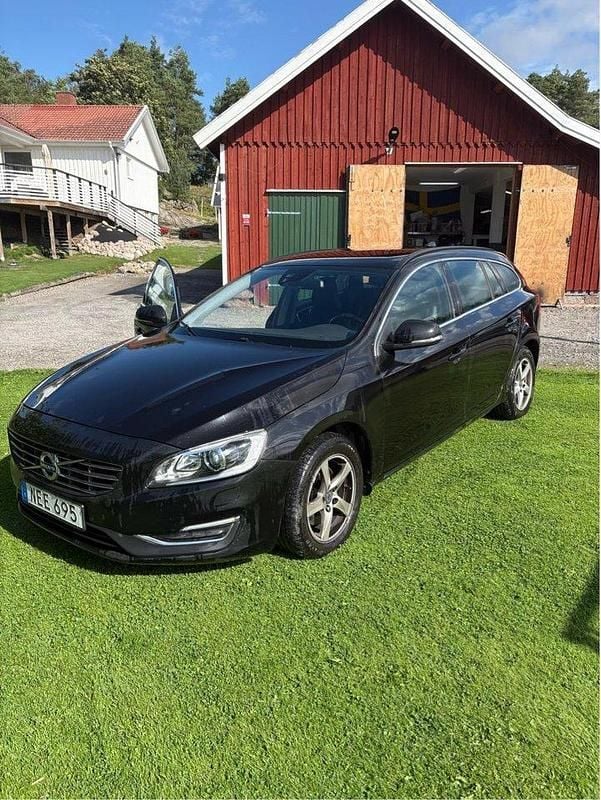 Svart Begagnad 2016 Volvo V60 Momentum Kombi | 92 000 kr (Bra pris) - Bild 1/4