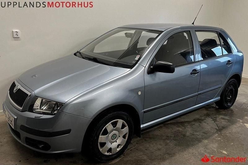 Mörkgrå (grå) Begagnad 2005 Skoda Fabia Halvkombi | 18 900 kr (Marknadspris) - Bild 1/4