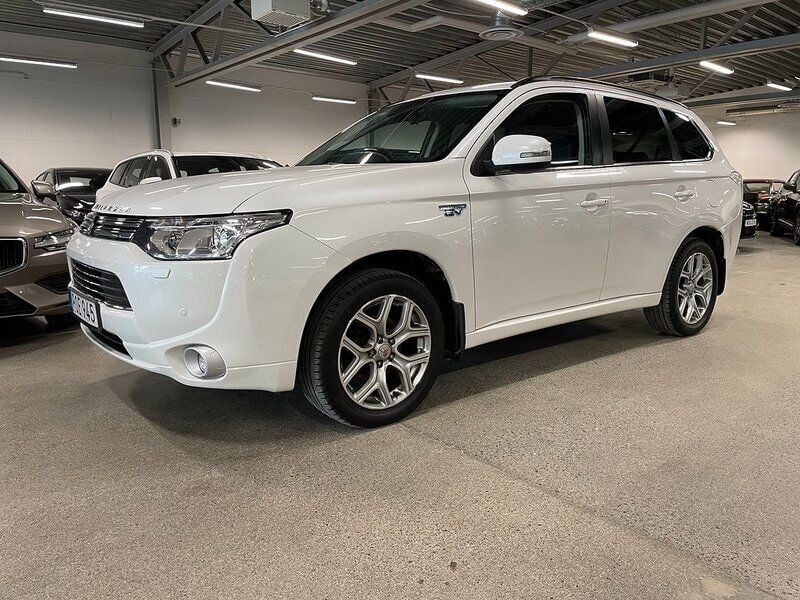 Vit Begagnad 2014 Mitsubishi Outlander P-HEV SUV | 139 000 kr (Marknadspris) - Bild 1/4