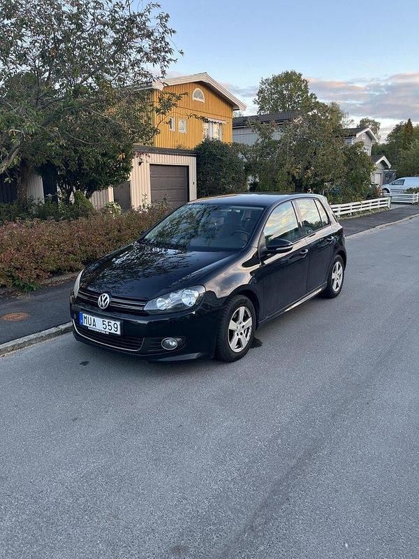 Svart Begagnad 2012 VW Golf VII Halvkombi | 115 000 kr (Marknadspris) - Bild 1/4