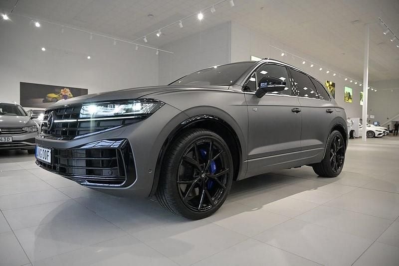 Grå Ny 2025 VW Touareg R SUV | 958 900 kr (Lite dyr) - Bild 1/3
