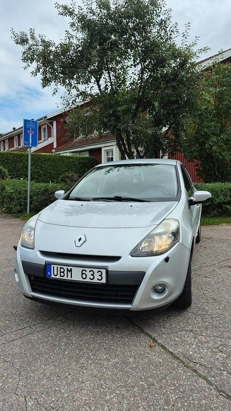 Silver Begagnad 2011 Renault Clio R.S. Halvkombi | 35 000 kr (Bra pris) - Bild 1/4