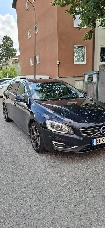 Blå Begagnad 2016 Volvo V60 Momentum Kombi | 169 000 kr (Marknadspris) - Bild 1/4