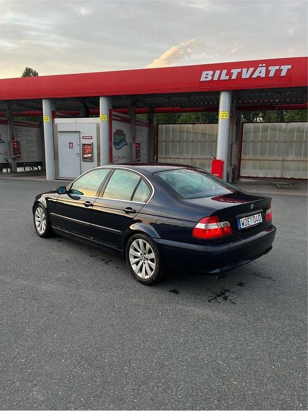 Blå Begagnad 2005 BMW 320 Sedan | 29 000 kr (Marknadspris) - Bild 1/3