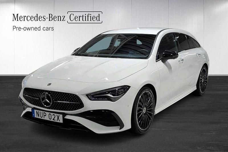 Vit Begagnad 2024 Mercedes CLA200 Shooting Brake AMG Kombi | 399 000 kr (Marknadspris) - Bild 1/4
