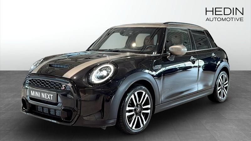 Svart (black) Begagnad 2022 Mini Cooper S Halvkombi | 288 700 kr (Dyr) - Bild 1/4