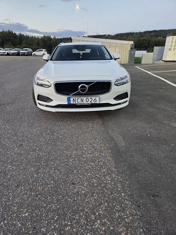Vit Begagnad 2018 Volvo V90 Momentum Kombi | 220 000 kr (Lite dyr) - Bild 1/4
