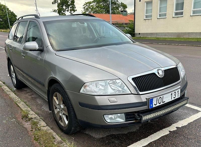 Brun Begagnad 2009 Skoda Octavia Kombi | 34 900 kr (Bra pris) - Bild 1/4