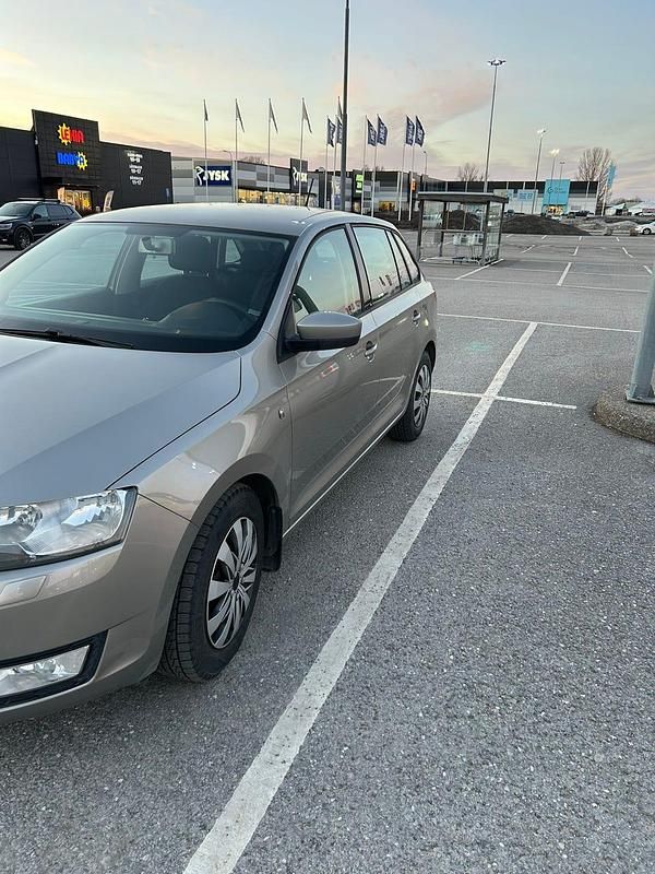 Begagnad Skoda Rapid 90 HK (66 kW) 2015 Ljusbrun Halvkombi