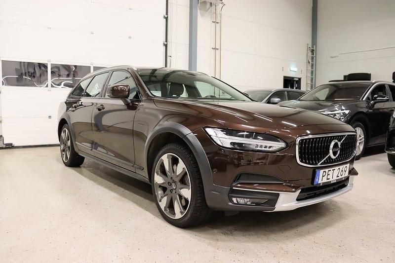 Begagnad Volvo V90 CC Inscription 235 HK (172 kW) 2017 Mörkbrun Kombi
