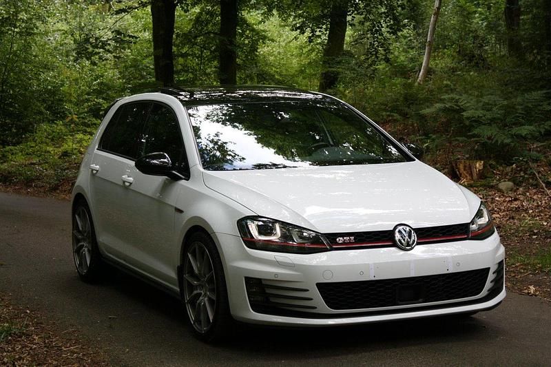 Vit Begagnad 2015 VW Golf VII GTI Halvkombi | 209 900 kr (Dyr) - Bild 1/4