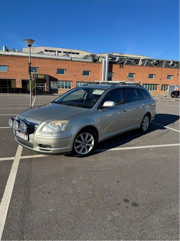 Silver Begagnad 2005 Toyota Avensis Kombi | 38 000 kr (Marknadspris) - Bild 1/1