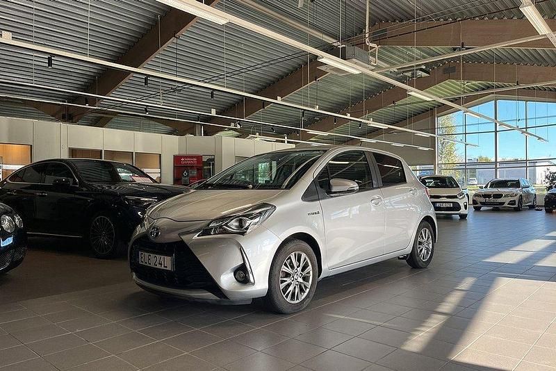 Silver Begagnad 2019 Toyota Yaris Hybrid Active Halvkombi | 168 900 kr (Marknadspris) - Bild 1/4