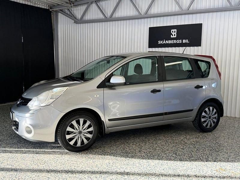 Begagnad Nissan Note 90 HK (66 kW) 2011 Silver Halvkombi