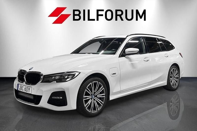Vit Begagnad 2022 BMW 330 M Sport Kombi | 299 900 kr (Lite dyr) - Bild 1/4