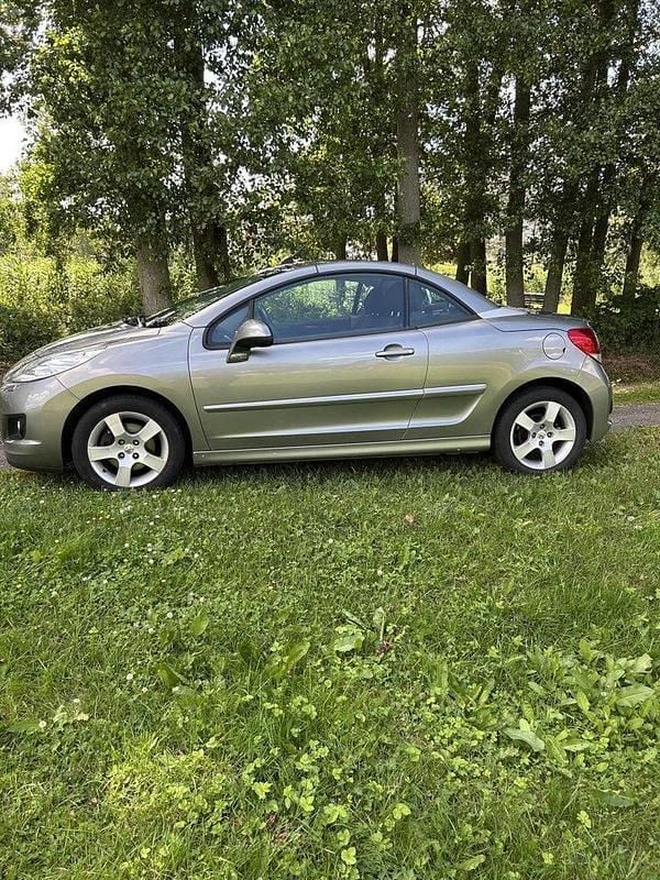 Grå Begagnad 2010 Peugeot 207 CC Cab | 47 000 kr (Marknadspris) - Bild 1/4