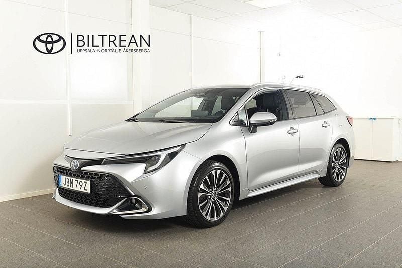 Silver Begagnad 2023 Toyota Corolla Style Kombi | 299 900 kr (Marknadspris) - Bild 1/4