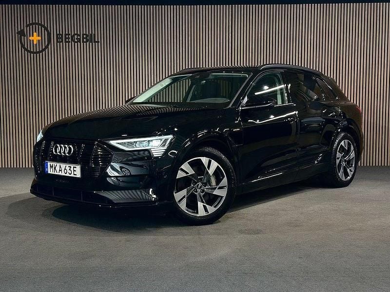 Svart Begagnad 2022 Audi e-tron Comfort SUV | 397 400 kr (Bra pris) - Bild 1/4