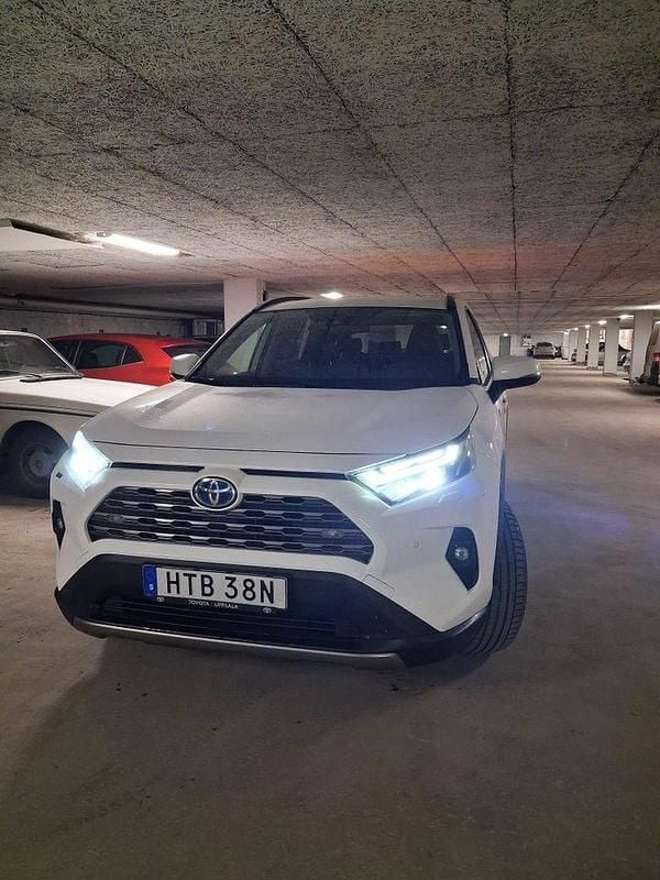Vit Begagnad 2022 Toyota RAV4 Hybrid Executive SUV | 235 000 kr - Bild 1/4