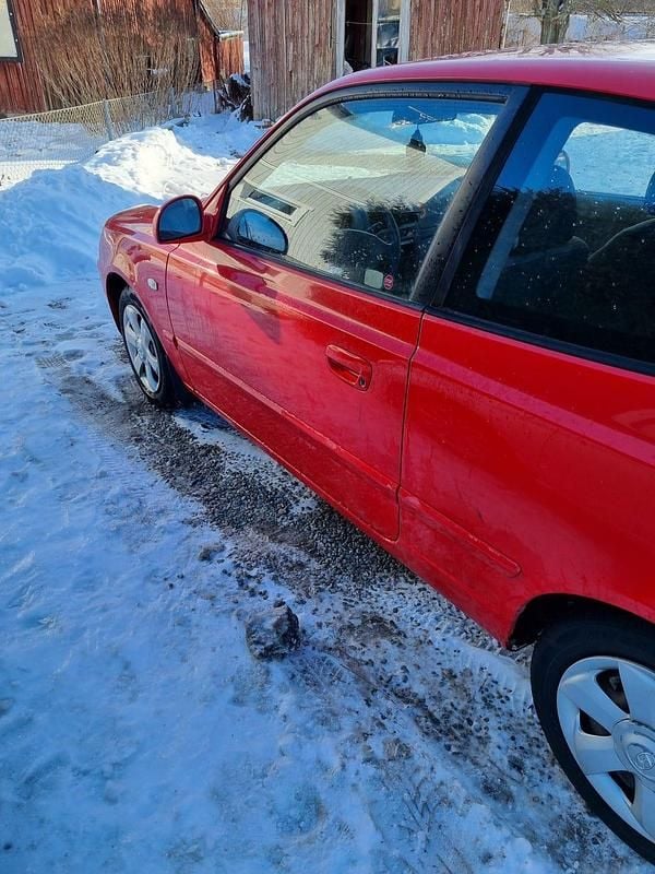 Begagnad Hyundai Accent 105 HK (77 kW) 2004 Halvkombi