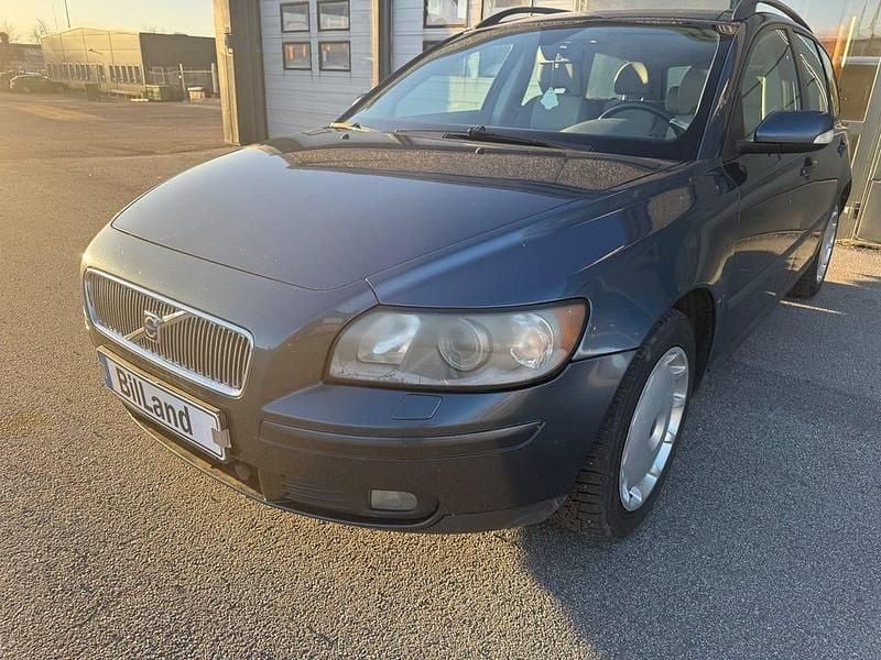 Blå Begagnad 2006 Volvo V50 Kinetic Kombi | 36 900 kr (Marknadspris) - Bild 1/4