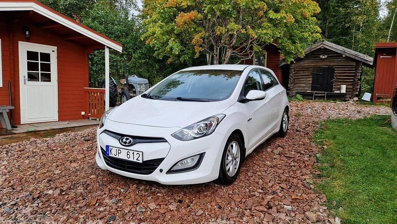 Vit Begagnad 2014 Hyundai i30 Halvkombi | 55 000 kr (Marknadspris) - Bild 1/4