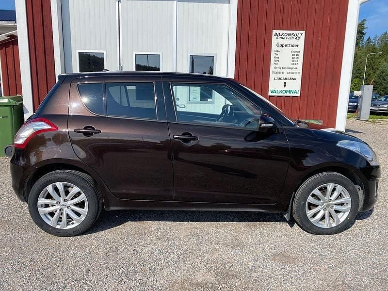 Brun (brunmetallic) Begagnad 2015 Suzuki Swift Halvkombi | 84 500 kr (Marknadspris) - Bild 1/4