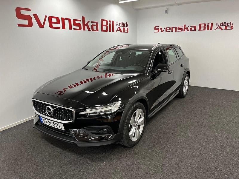 Svart Begagnad 2021 Volvo V60 CC Momentum Kombi | 299 000 kr (Marknadspris) - Bild 1/4