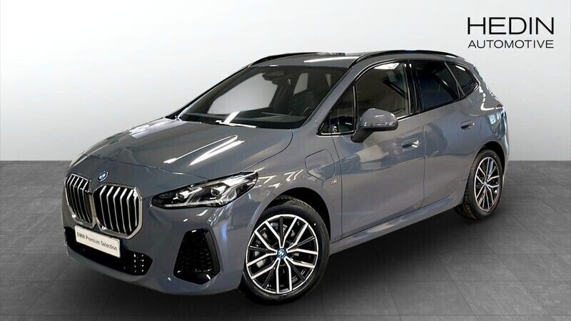 Grå (grey) Begagnad 2024 BMW 225 M Sport Halvkombi | 426 700 kr (Marknadspris) - Bild 1/4
