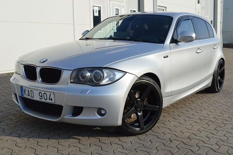 Ljusgrå Begagnad 2009 BMW 120 Advantage Halvkombi | 79 900 kr (Marknadspris) - Bild 1/4